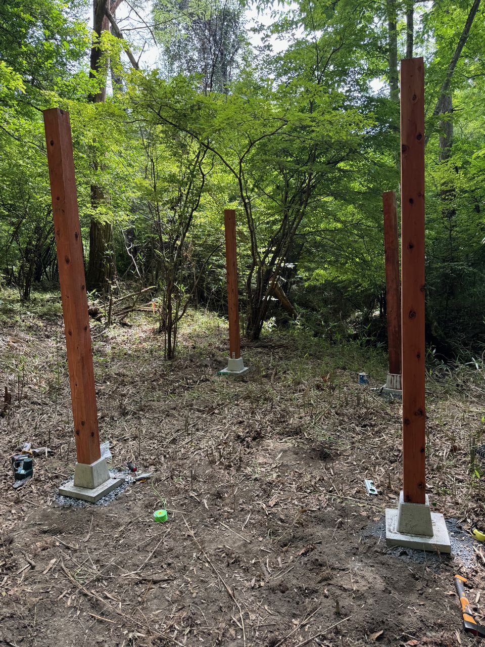 コンクリート基礎に立てた木の柱（湧火・私有地で建物を手作りする工程）
