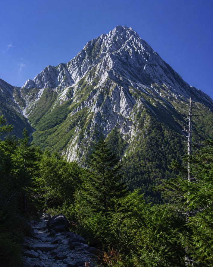 甲斐駒ヶ岳（湧火のある山の麓の名峰・南アルプス、山梨）
